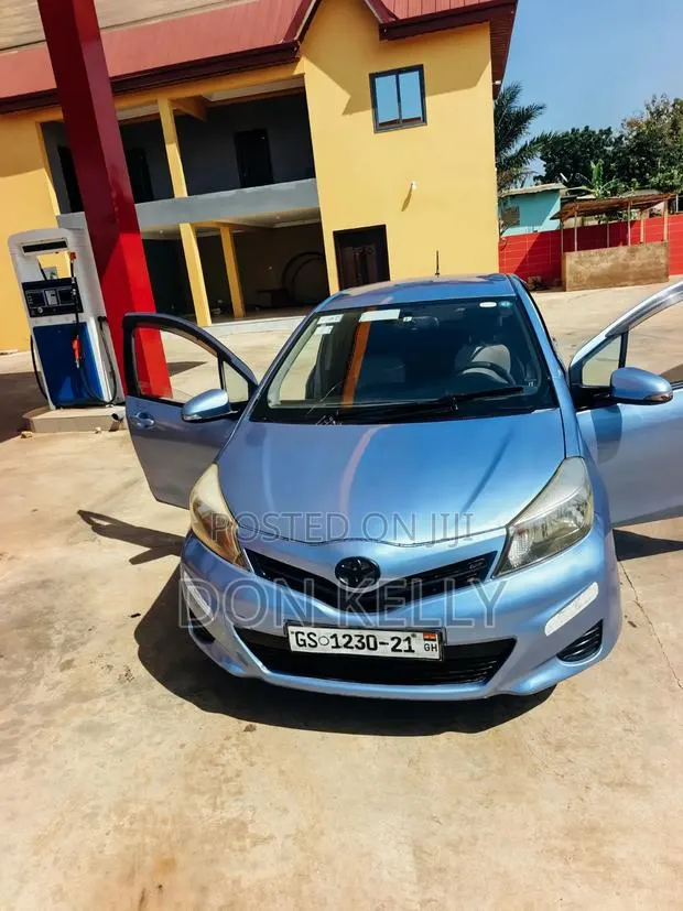 Toyota Vitz 1.3 AWD 5dr 2012 Blue · Photo 1