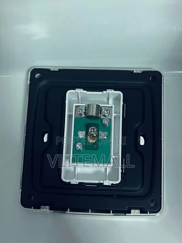 Valbona Chrome Black Tv Socket · Photo 1