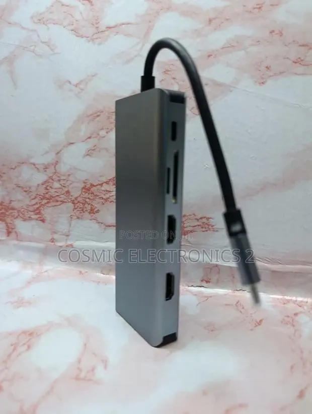 12-in-1 USB-C Docking Station With Triple Display · Photo 1