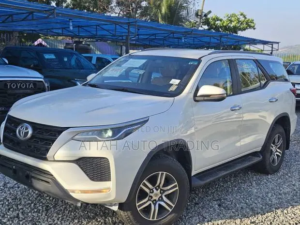 Toyota Fortuner 2022 White · Photo 1