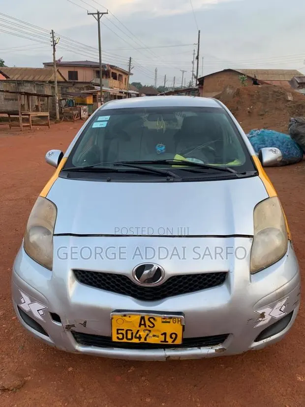 Toyota Vitz 2019 Silver · Photo 1