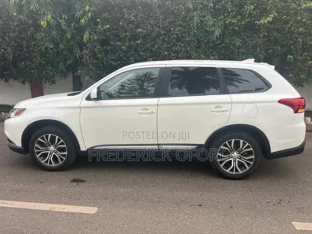 Mitsubishi Outlander ES FWD 2018 White · Photo 1