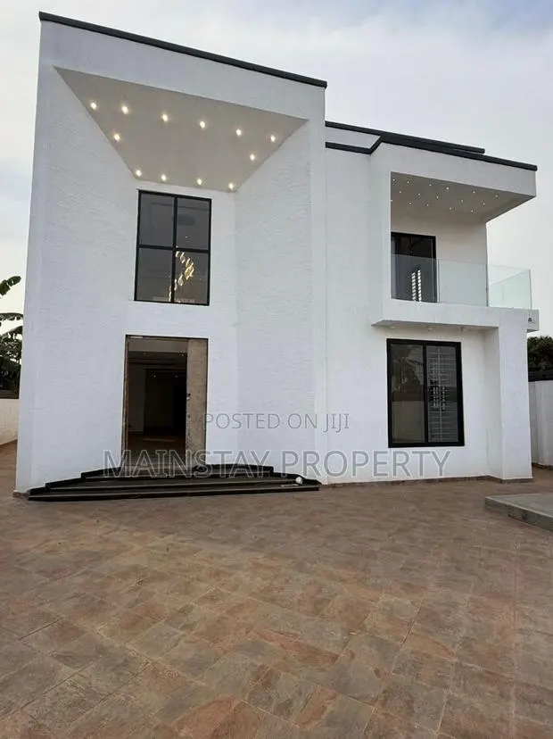 5bdrm House in SSNIT Flats for sale · Photo 1