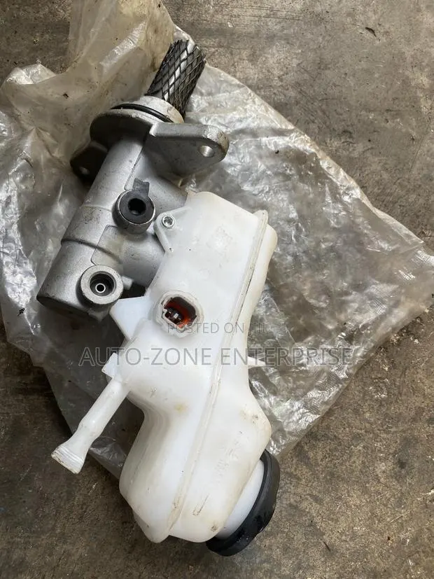 Pontiac Vibe Brake Master Cylinder/Brake Pot · Photo 1