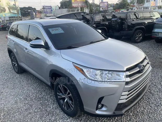 Toyota Highlander LE 2019 Silver · Photo 1
