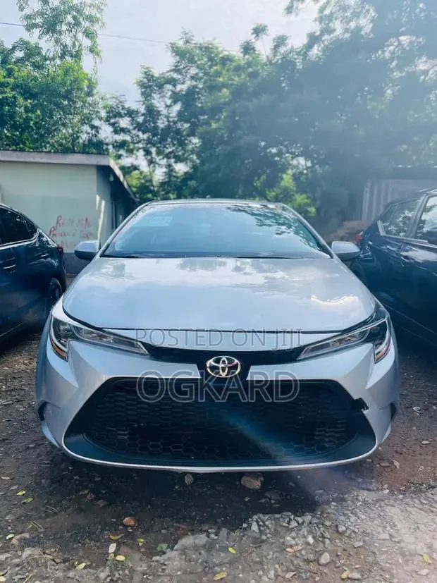 Toyota Corolla LE 2022 Silver · Photo 1