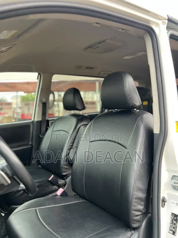 Toyota Voxy 2013 White · Photo 5