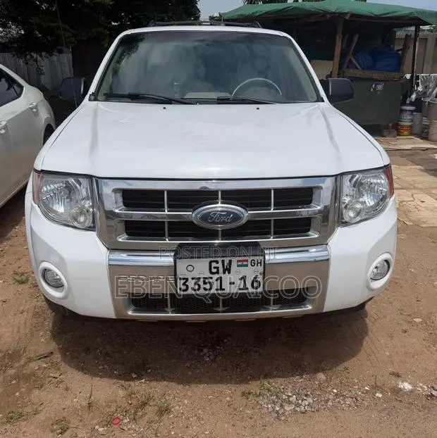 Ford Escape 2011 White · Photo 1