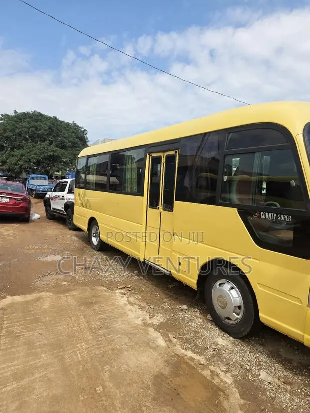 Hyundai County 2016 Yellow · Photo 1