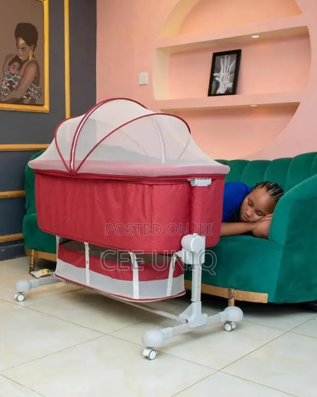 Elegance Baby Bassinet With Adjustable Wheels · Photo 1