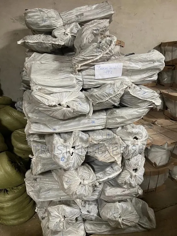 Square Shovels, Round Shovels Spades Sold in Sacks (Wholesale) · Photo 1