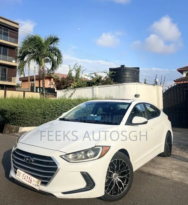 Hyundai Elantra Limited 2018 White · Photo 1
