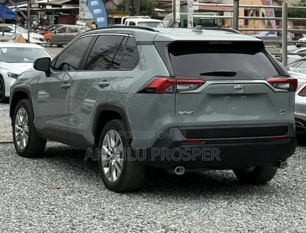 Toyota RAV4 2023 Teal · Photo 1