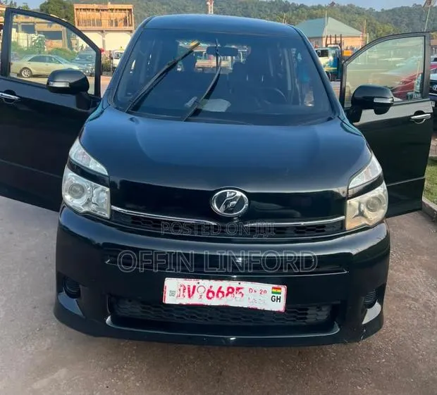 Toyota Voxy X 4WD 8-Seater 2012 Black · Photo 1