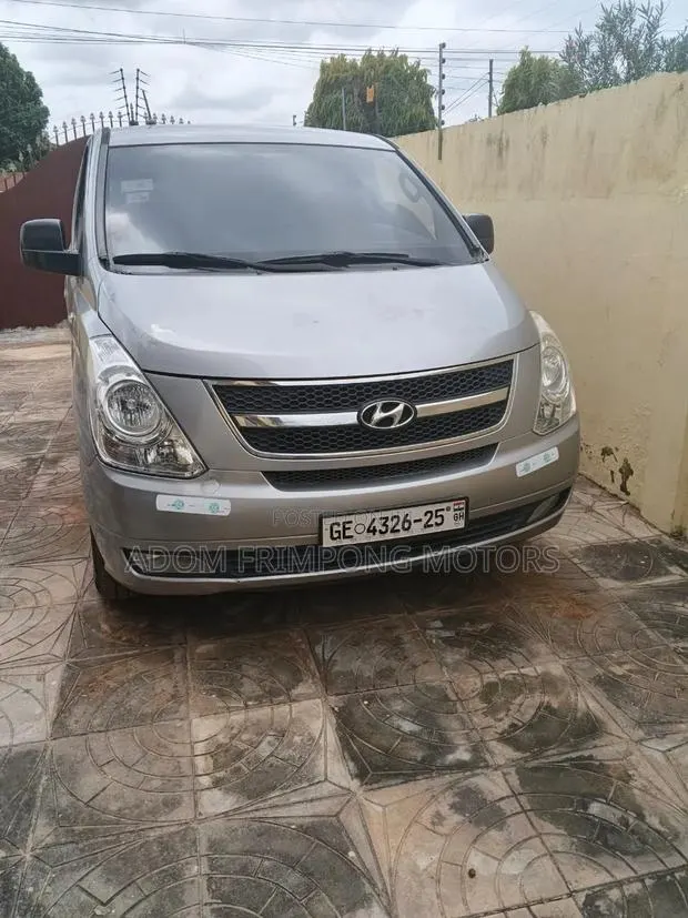 Hyundai Starex 2013 Silver · Photo 1