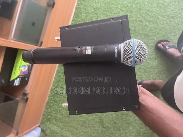 SHURE ULXD4 Digital Wireless Receiver With BETA 58A Vocal Microphone · Photo 1