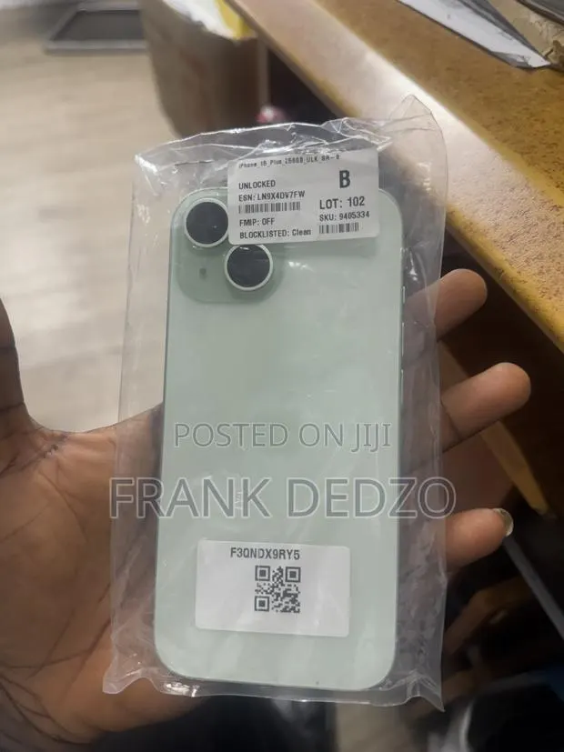 Apple iPhone 15 256 GB Green · Photo 1