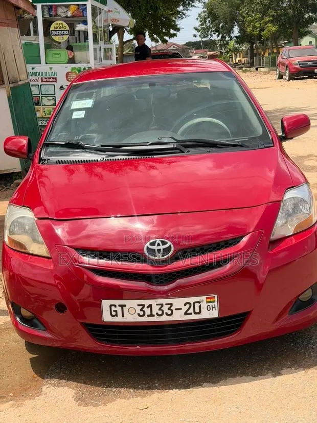 Toyota Yaris Base Sedan 4dr 2010 Red · Photo 1