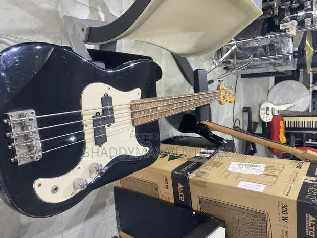 Gear4music 4 Strings Bass Guitar( Heavy Sound) · Photo 1