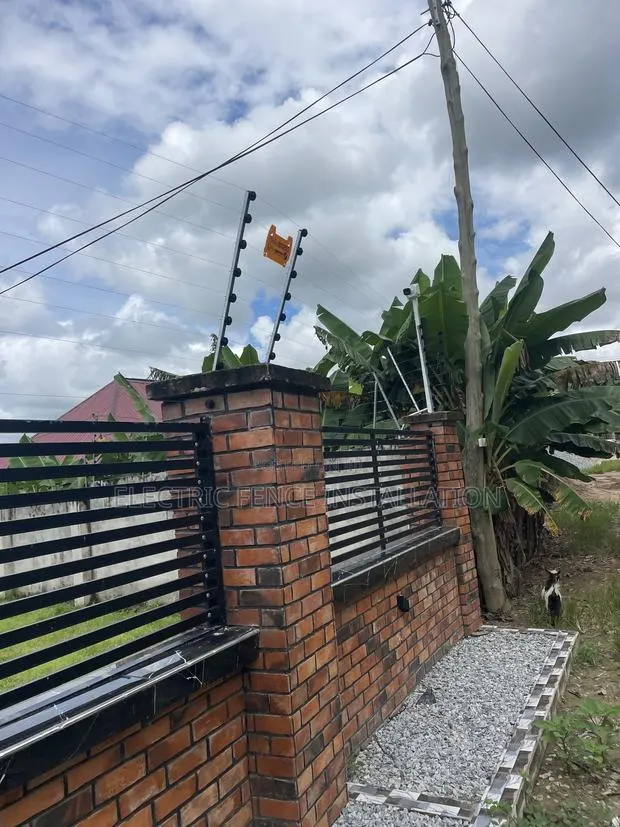 Electric Fence · Photo 1
