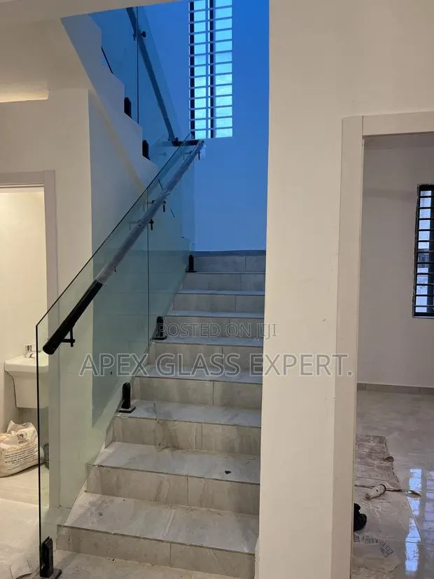Frameless Staircase Balustrade. · Photo 1