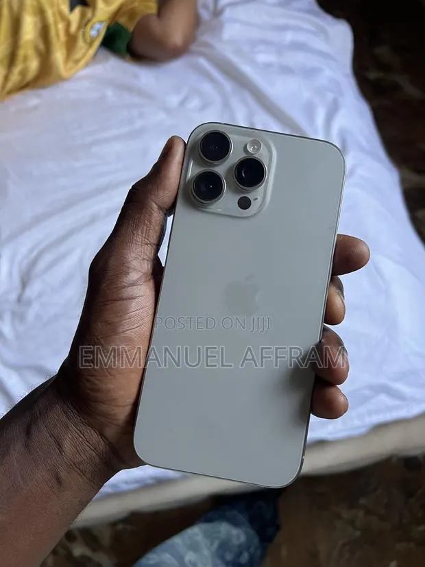 Apple iPhone 16 Pro Max 256 GB Gray · Photo 1