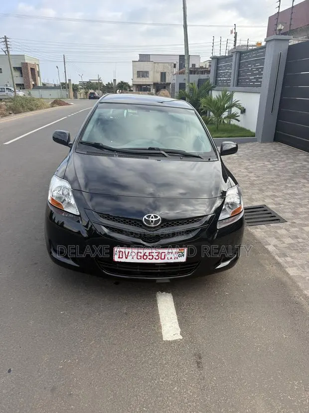 Toyota Yaris Base Sedan 4dr 2010 Black · Photo 1