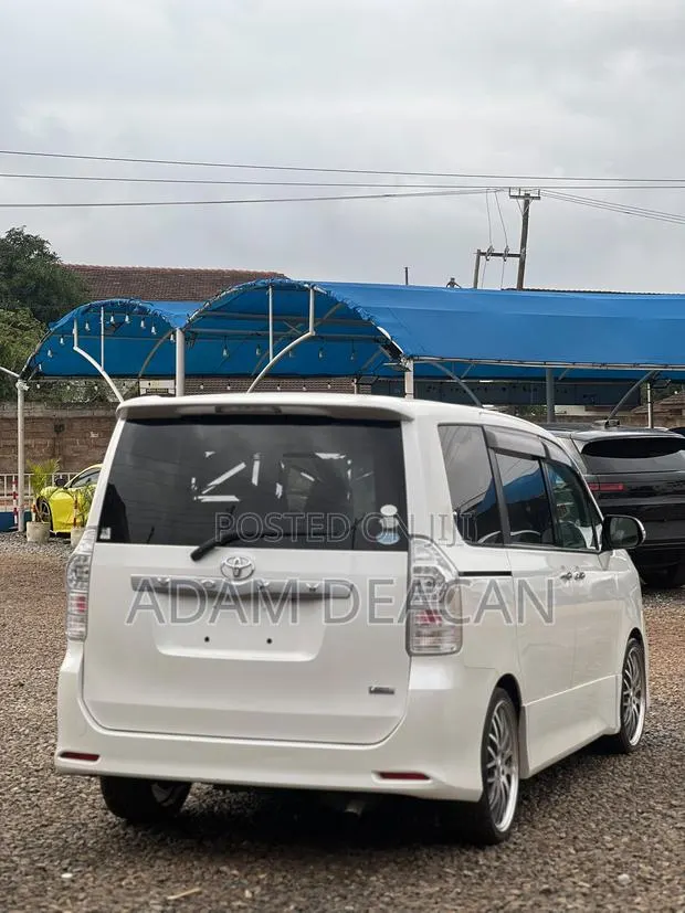 Toyota Voxy 2013 White · Photo 8