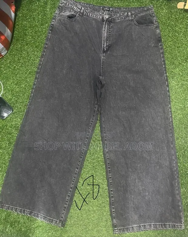 Plus Size Baggy Jeans · Photo 1