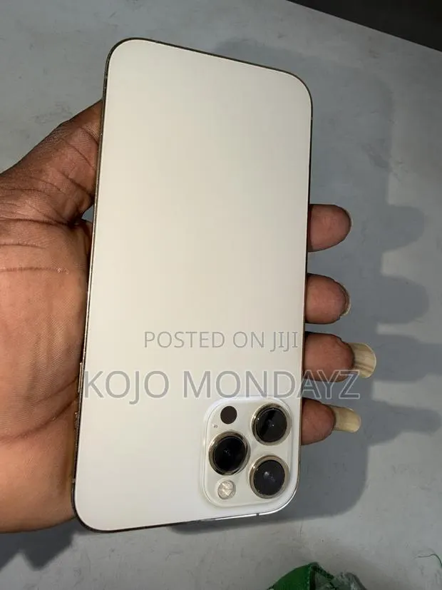 Apple iPhone 12 Pro Max 256 GB Gold · Photo 1