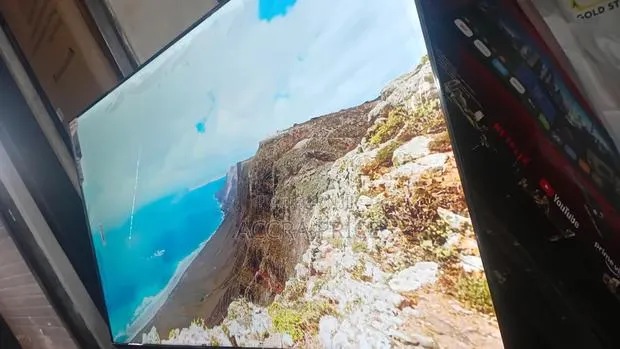 Live Smarter Television 50inches Smart Televisions · Photo 1