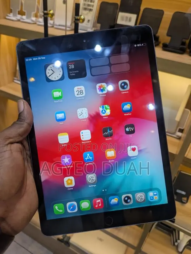 New Apple iPad 10.2 (2021) 128 GB Gray · Photo 1