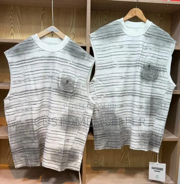 Sleeveless T-Shirt · Photo 1