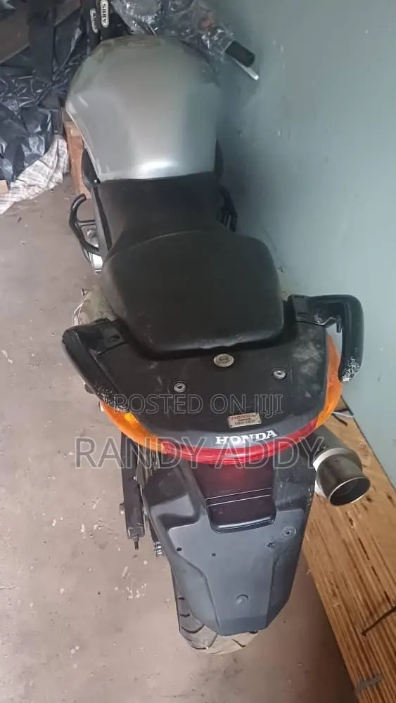Honda CB 2005 Silver · Photo 1