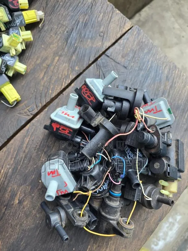 Toyota Vapor Canister Purge Solenoid Valve · Photo 1