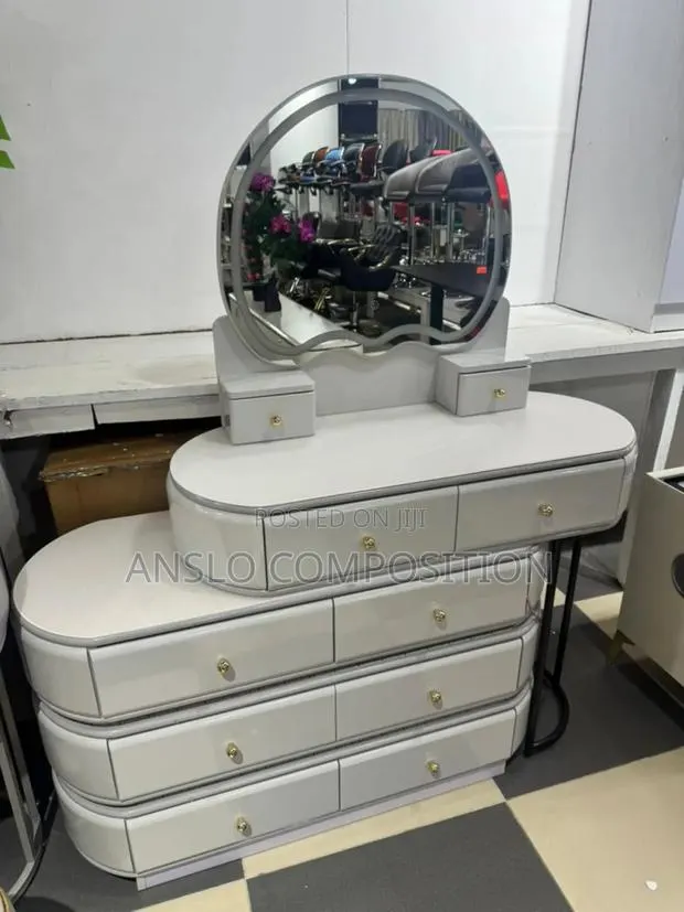 Promotional-Luxurious Dressing Mirror · Photo 1