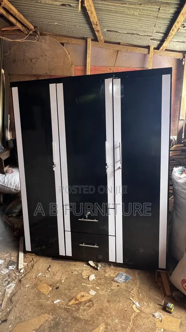 3 Doors Wardrobe · Photo 1