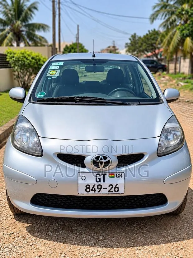 Toyota Aygo 1.0 5-Door 2010 Silver · Photo 1