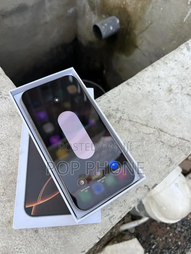 Apple iPhone 16 Pro Max 256 GB Gold · Photo 1