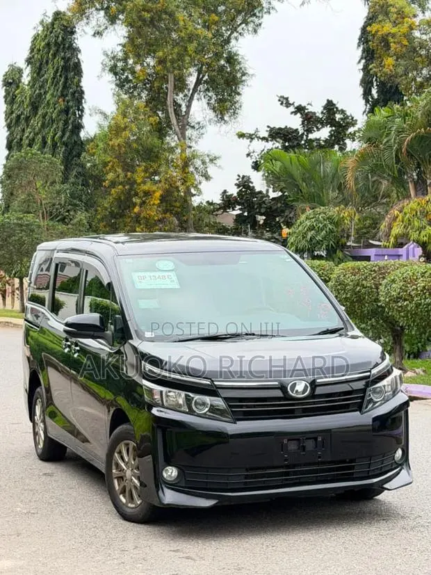 Toyota Voxy X 4WD 7-Seater 2015 Black · Photo 1