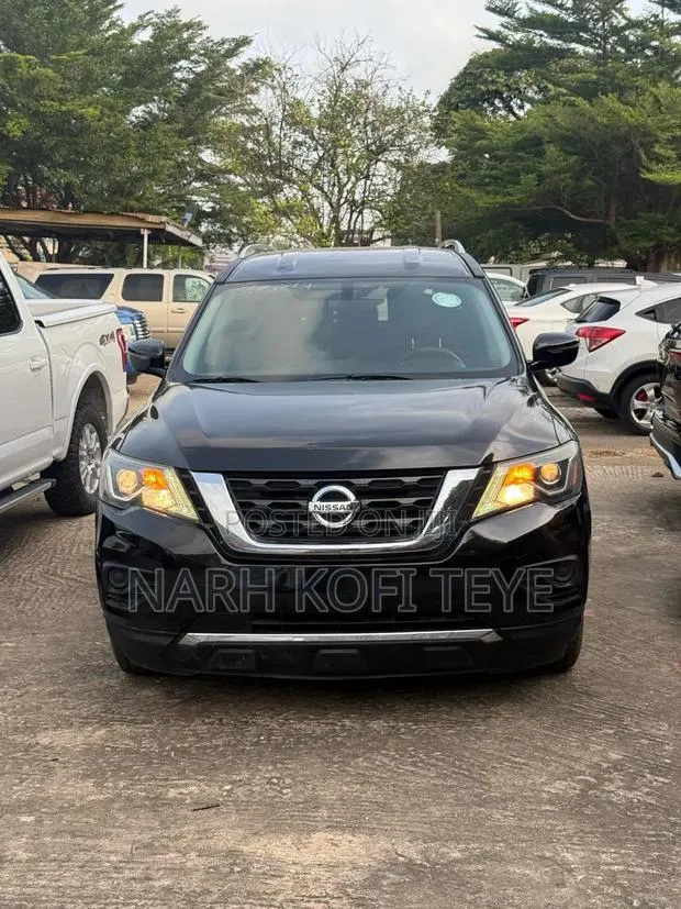 Nissan Pathfinder 2017 Black · Photo 1