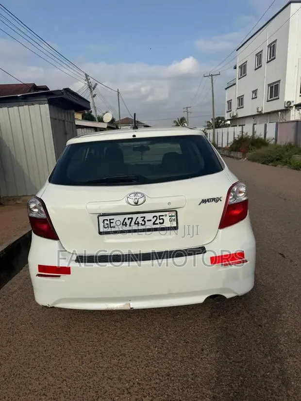 Toyota Matrix L Hatchback FWD (1.8L 4cyl) 2014 White · Photo 1
