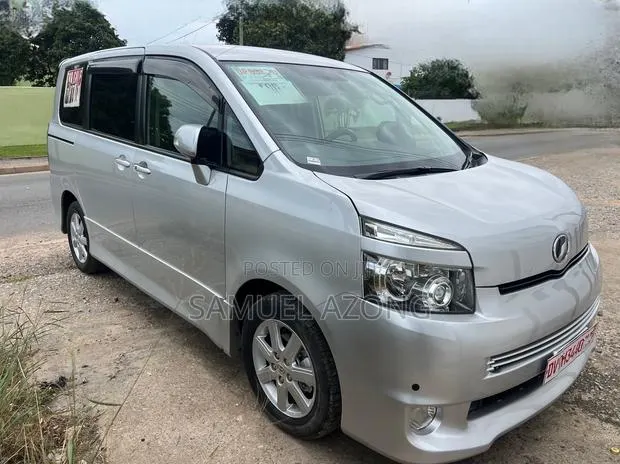 Toyota Voxy X 2WD 8-Seater 2010 Silver · Photo 1