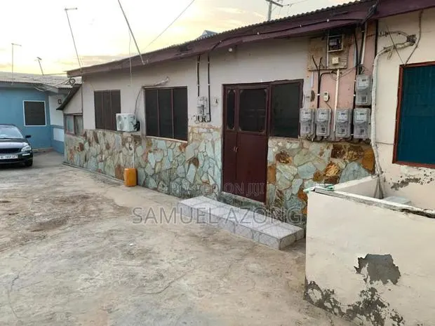 8bdrm House in Dansoman Round About, Accra Metropolitan for sale · Photo 1