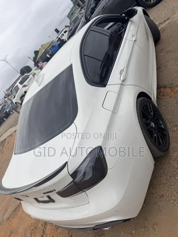 BMW 330i 2019 White · Photo 1