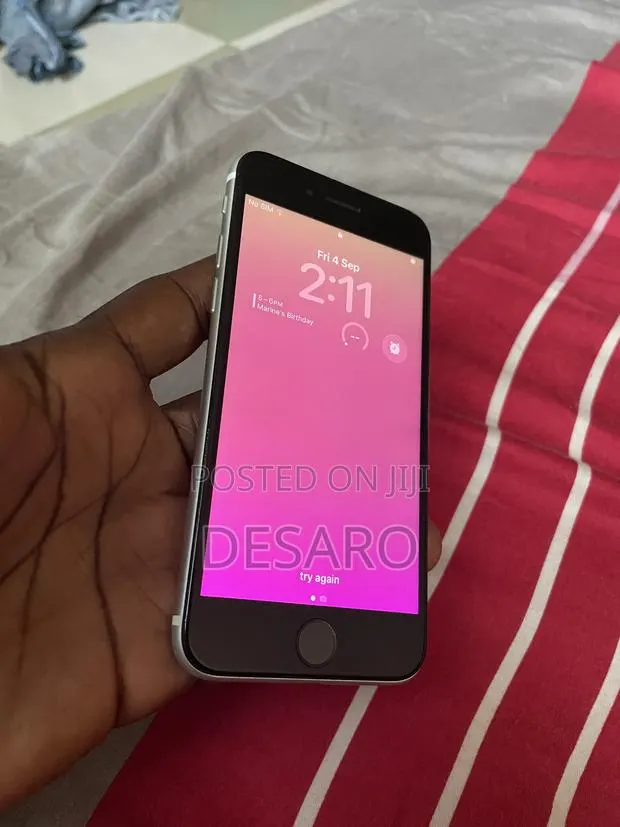 Apple iPhone SE (2020) 64 GB White · Photo 1