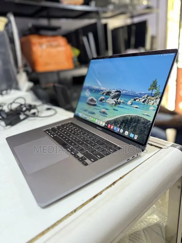 Laptop Apple MacBook Pro 2019 64GB Intel Core i9 SSD 4T · Photo 1