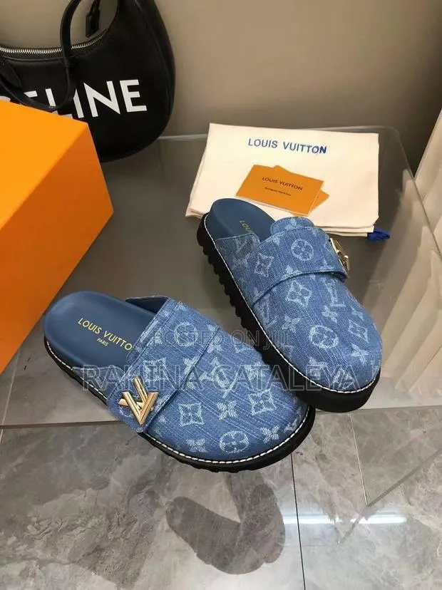 Ladies Luis Vuitton Slides · Photo 4