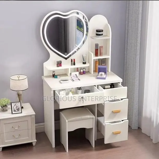 Love Shape Vanity Dressing Mirror