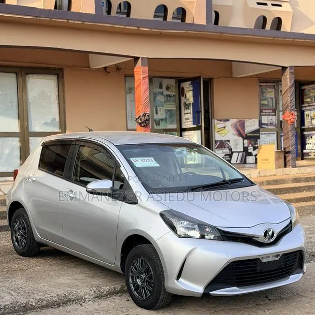 Toyota Vitz 1.3 AWD 5dr 2015 Silver